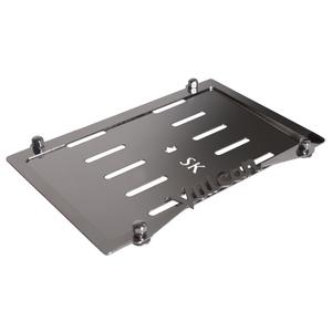 Ruostumattomasta teräksestä valmistettu aluslevy SK Vulcanin rekisterikilven alla