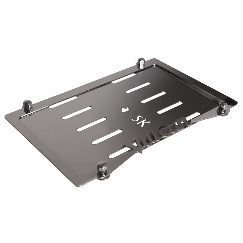 Ruostumattomasta teräksestä valmistettu aluslevy SK Vulcanin rekisterikilven alla