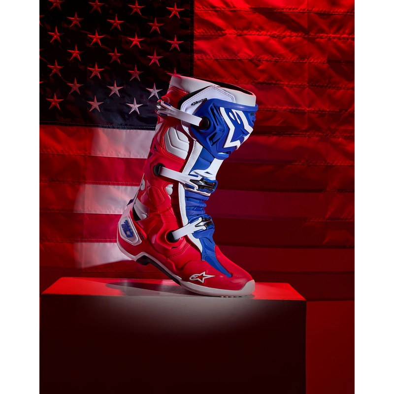 Alpinestars Tech 10 rajoitettu painos FORTITUDE valkoinen-sininen-punainen moottoripyöräsaappaat