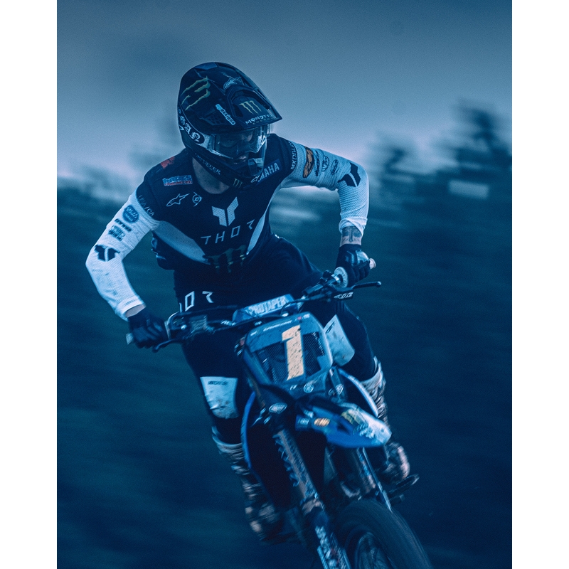 Alpinestars Supertech Vision DNGR38 XXV mustat ja hopeiset motocross-lasit, joissa on peilattu hopeinen pleksilevy
