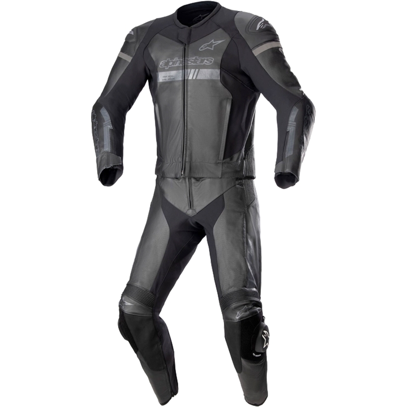 Alpinestars GP Force Chaser TECH-AIR 5 yhteensopiva musta-musta kaksiosainen nahkainen moottoripyöräpuku.