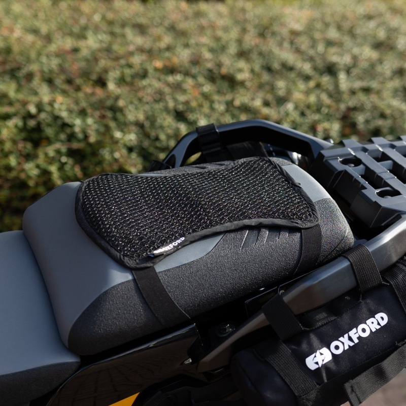 Tuuletuspehmuste matkustajan istuimen ja enduro-istuimen yläpuolella Oxford Cool Seat Pillion And Enduro musta