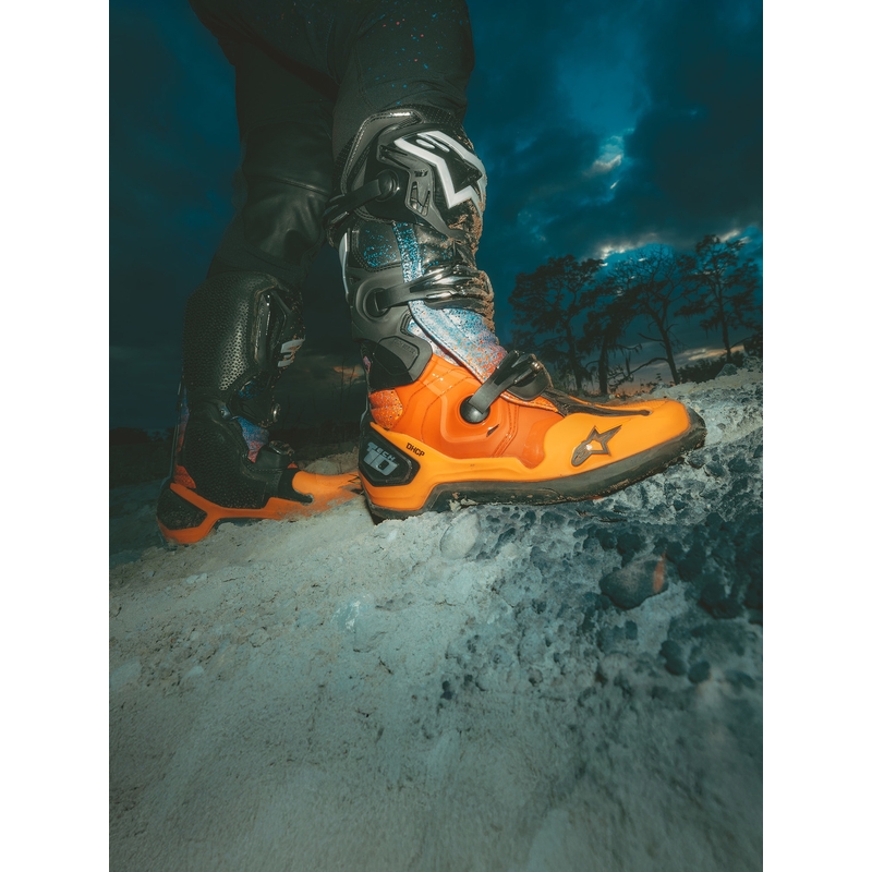 Alpinestars Tech 10 Limited Edition Black Hole -moottoripyöräsaappaat, mustat