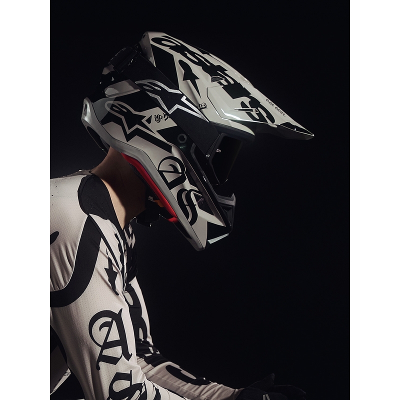 Alpinestars Supertech S-M7 Limited Edition -motocrossikypärä, Wolf Dust, hiekanmusta