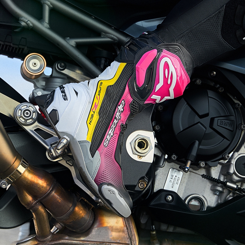 Alpinestars Supertech R moottoripyöräsaappaat musta-valko-pinkki-keltainen