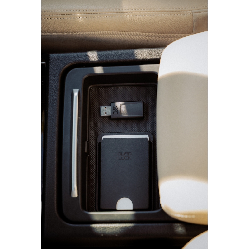 Quad Lock® CarPlay/Android Auto -langaton sovitin musta